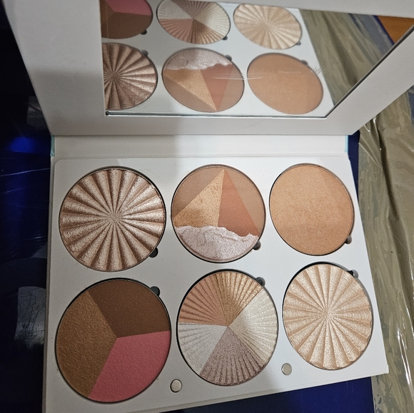 Ofra On the Glow bronzer and highlighter palette - Picture 4 of 4